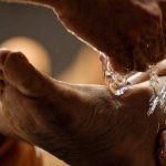 Jesus lava os pés de seus discípulos